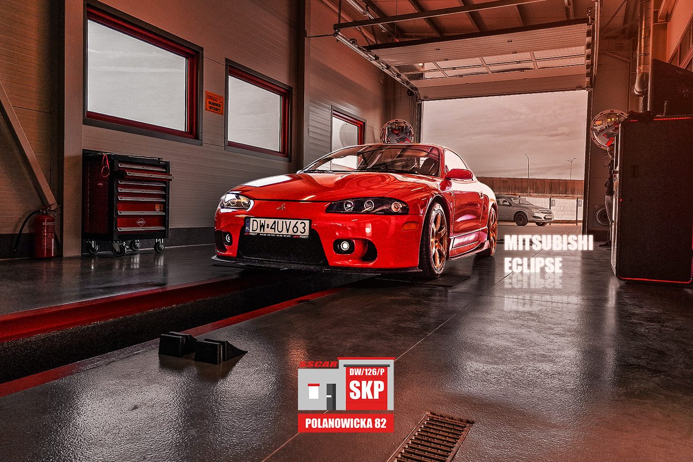 Czerwone Mitsubishi Eclipse drugiej generacji na stanowisku diagnostycznym SSCAR