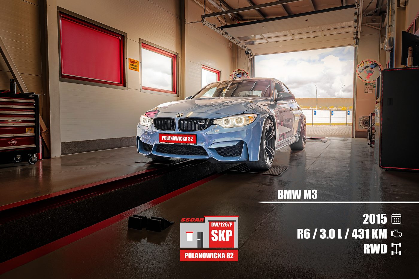 Niebieskie BMW M3 F80 na rolkach hamowni w hali SSCAR