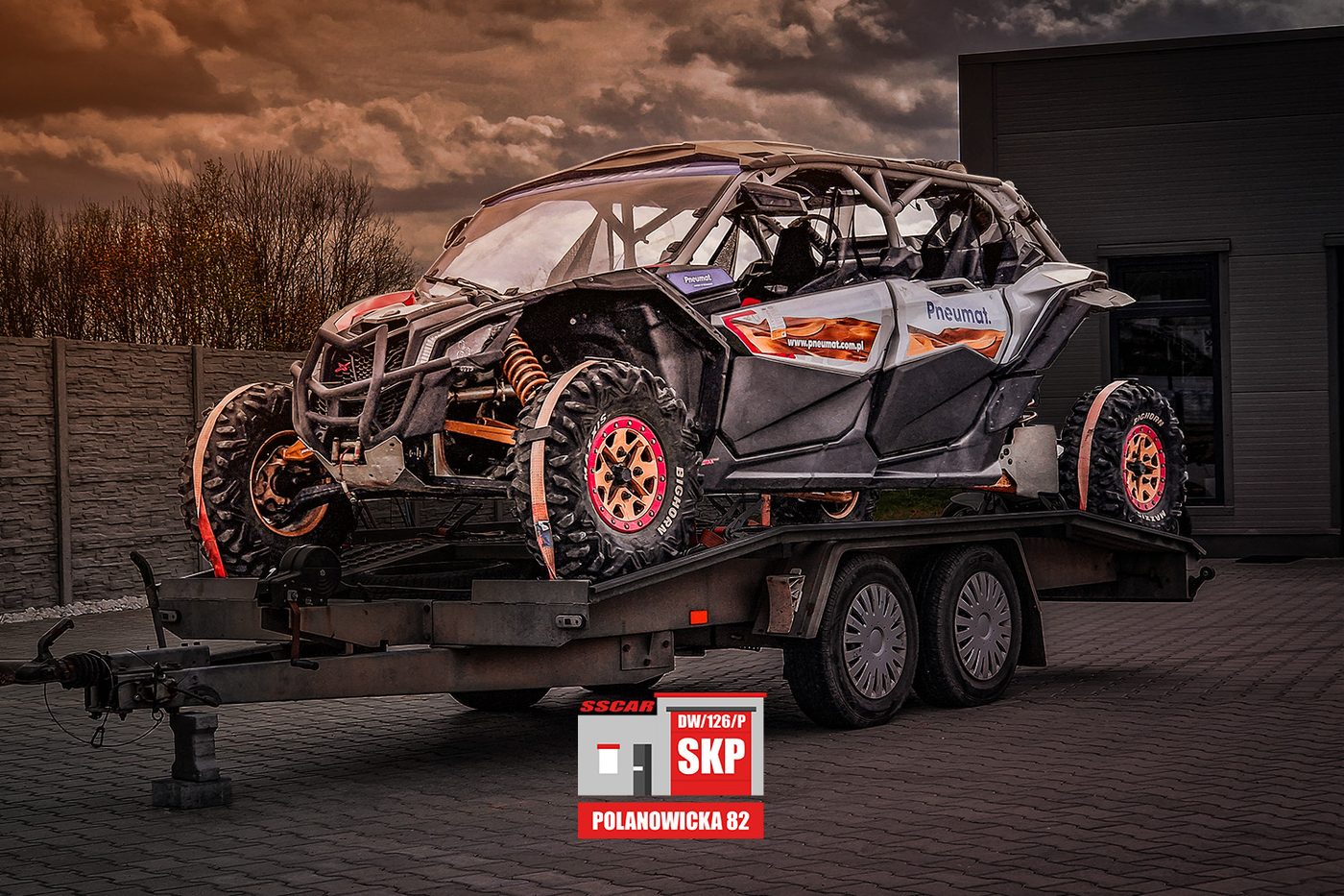 Can-Am Maverick X3 na lawecie przed halą SSCAR o zachodzie słońca